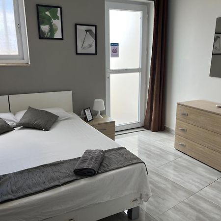 F5 Room 1, Private Double Room With Private Bathroom And Balcony In Shared Flat Msida Esterno foto