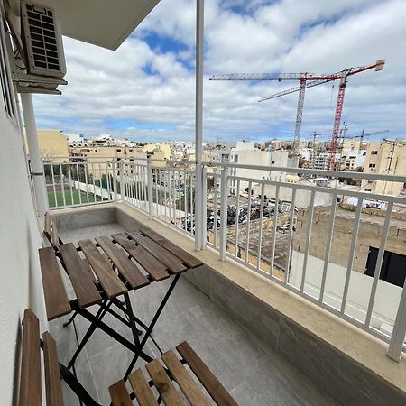 F5 Room 1, Private Double Room With Private Bathroom And Balcony In Shared Flat Msida Esterno foto