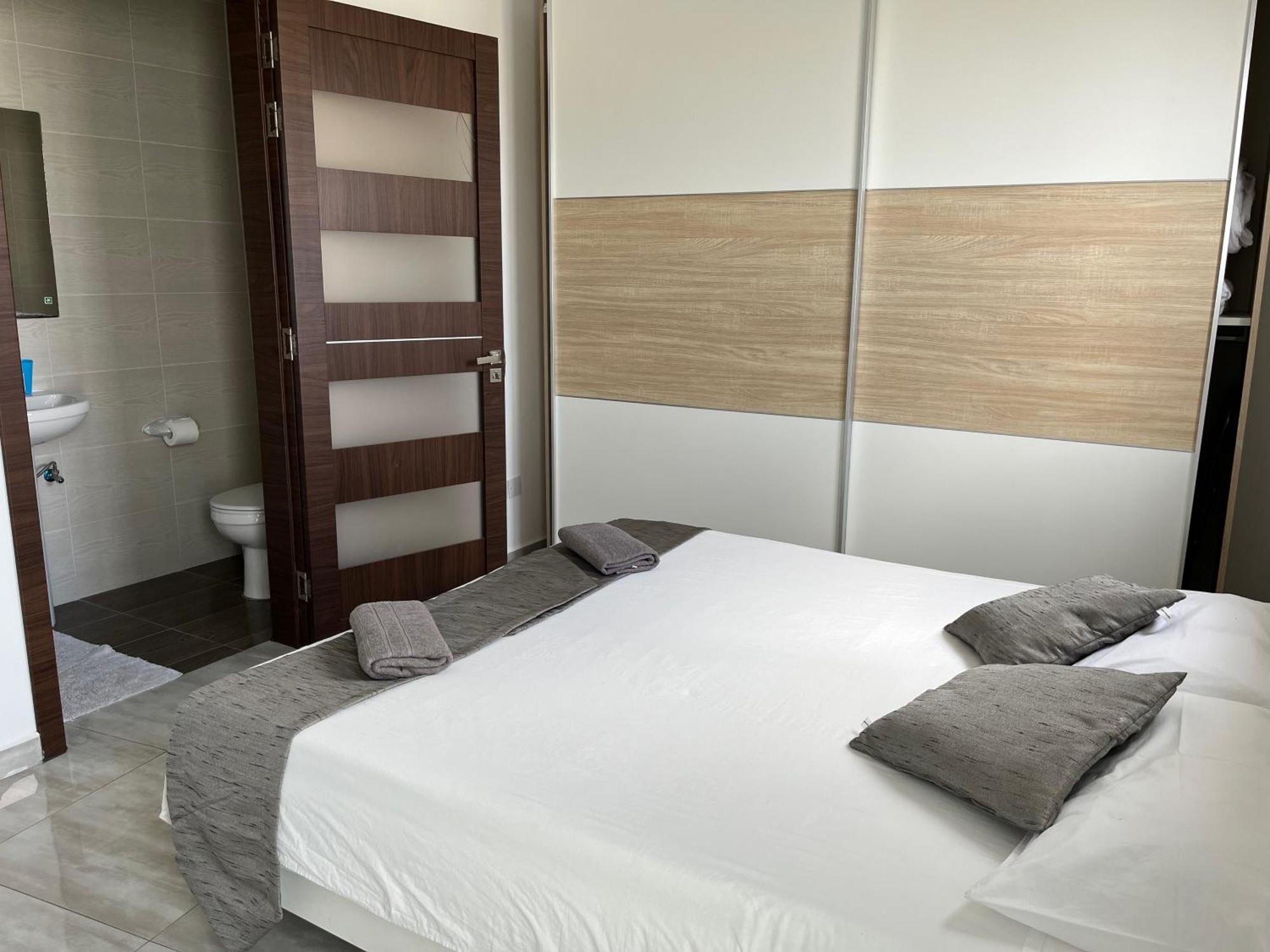 F5 Room 1, Private Double Room With Private Bathroom And Balcony In Shared Flat Msida Esterno foto
