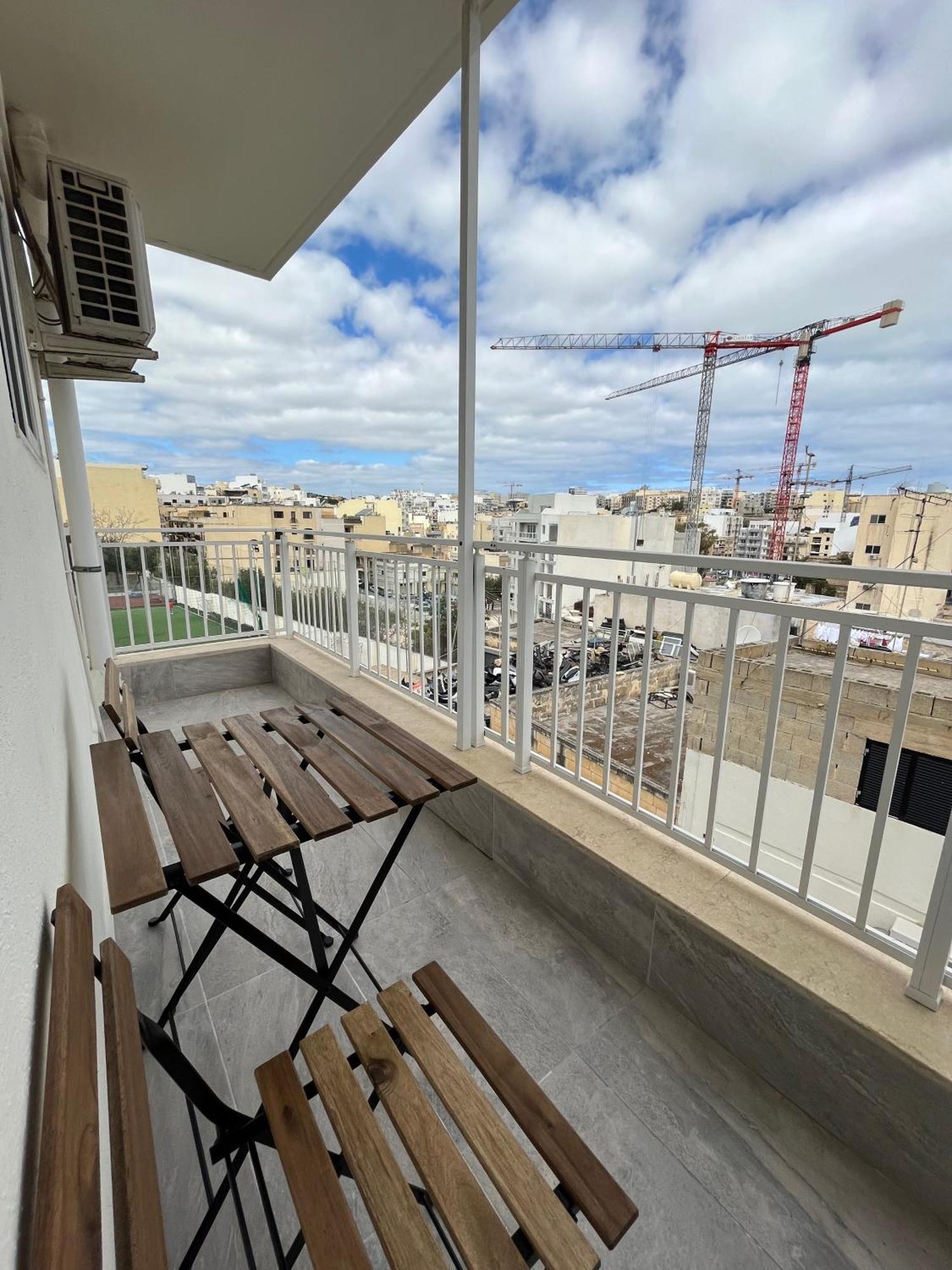 F5 Room 1, Private Double Room With Private Bathroom And Balcony In Shared Flat Msida Esterno foto